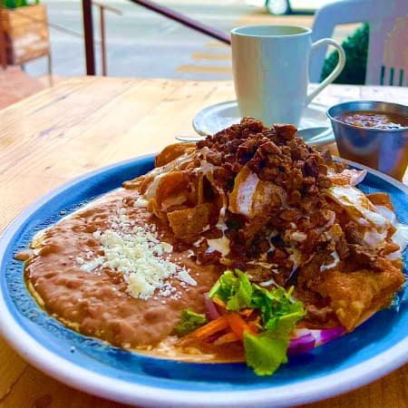 Chilaquiles Rojos o Verdes con Carne Asada