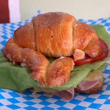 Cuernito Jamón y Queso