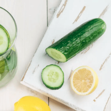 VASO CON PEPINO