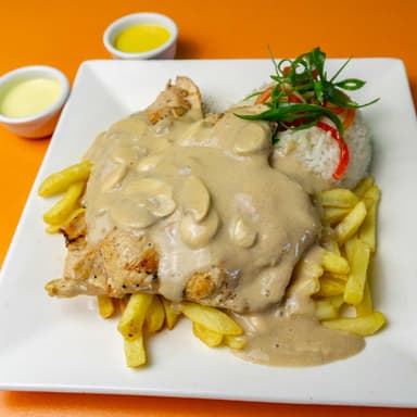 Pechuga con Salsa Champiñón