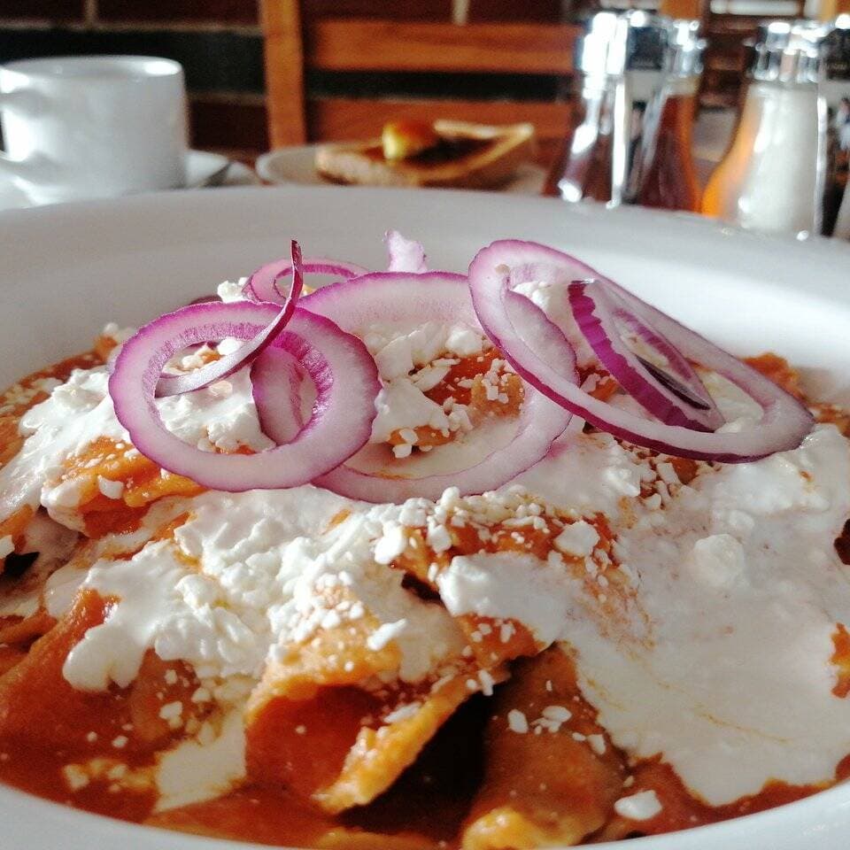 Chilaquiles rojos con pollo a la plancha