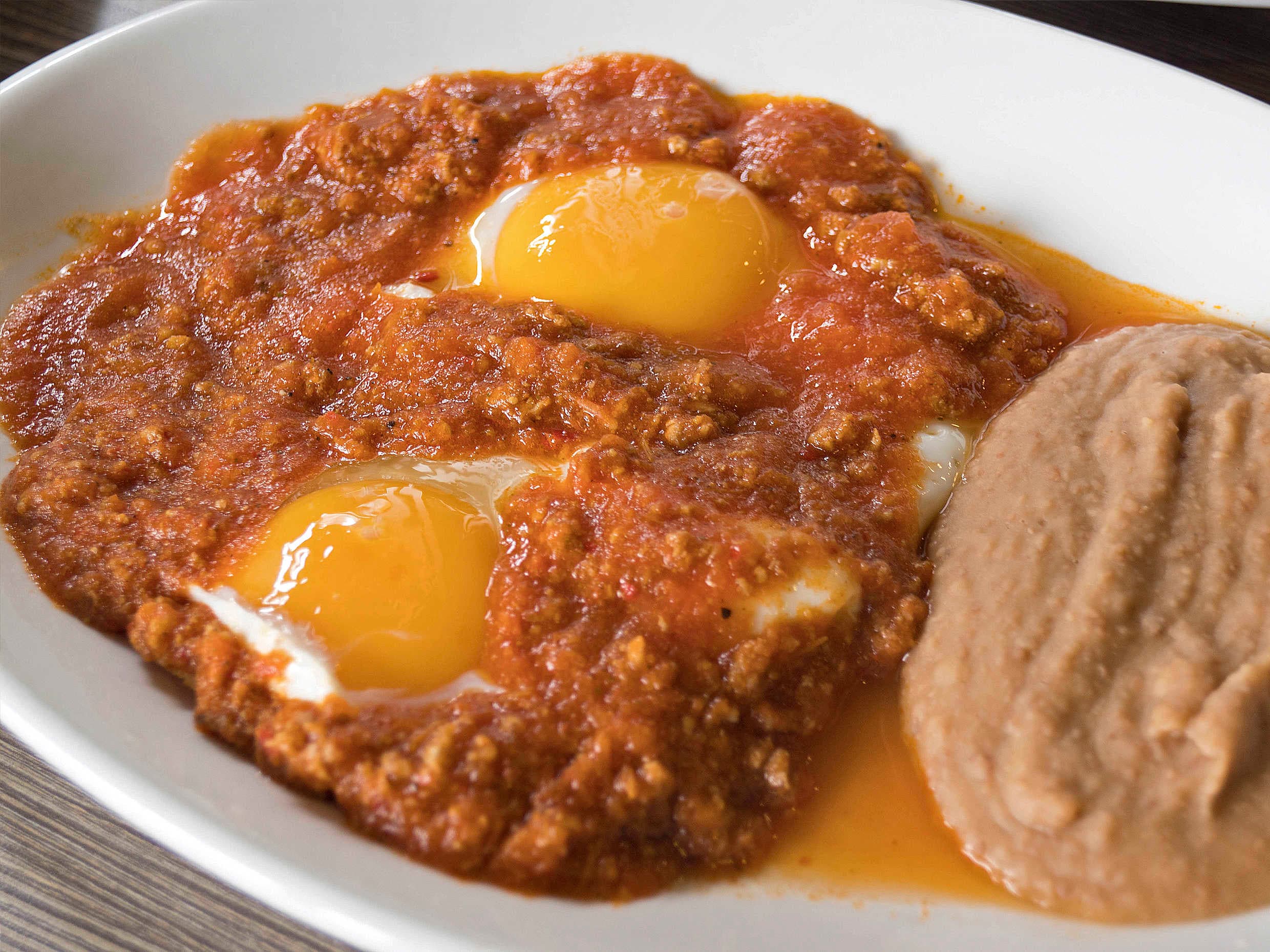 Huevos Rancheros en Salsa de Chorizo