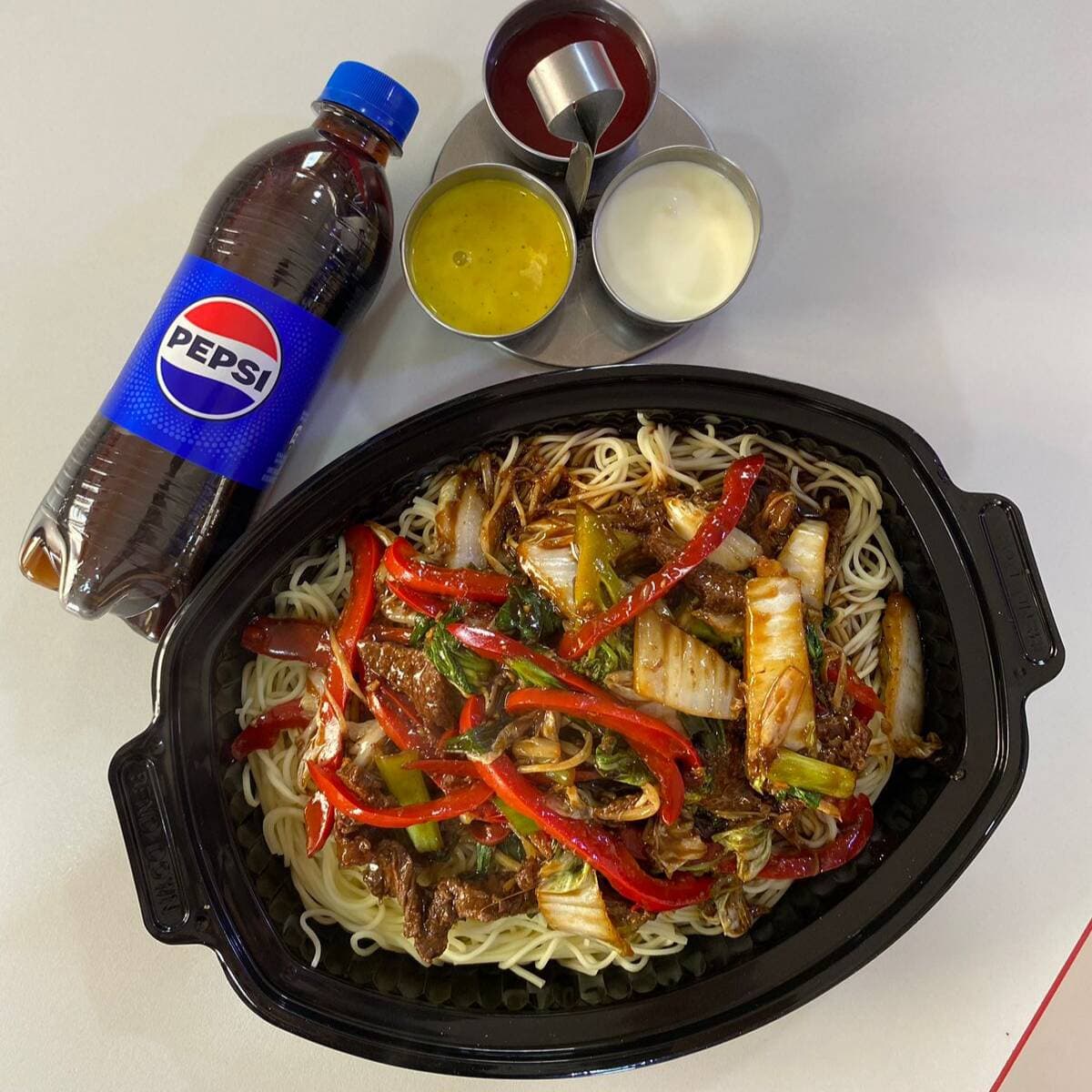 Tallarín saltado de carnes más Pepsi
