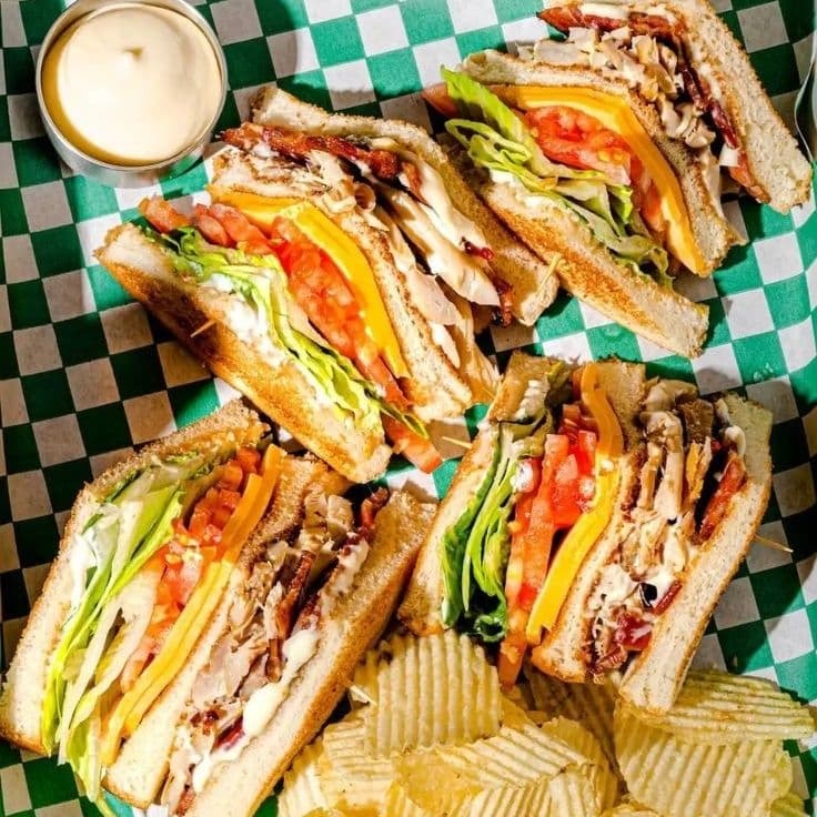 CLUB SANDWICH DE POLLO + COCA -COLA GRATIS