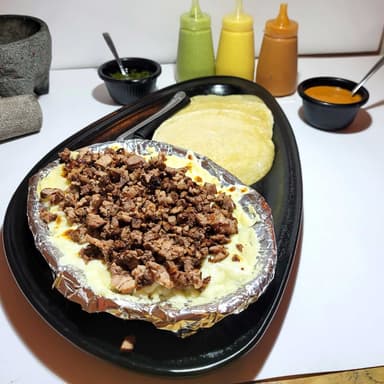 Papa gratin con agua de frutas