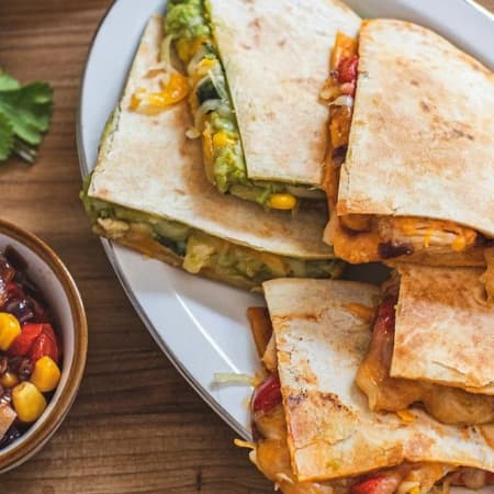 Quesadilla de harina con guiso