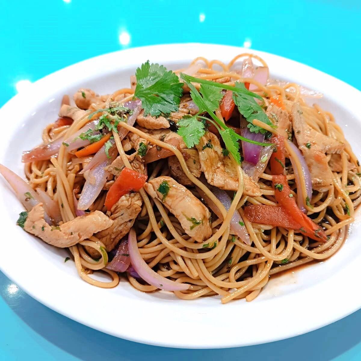 Tallarín Saltado de Pollo