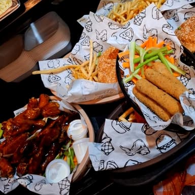 paquete de 20 alitas , aros de cebolla y papas gra