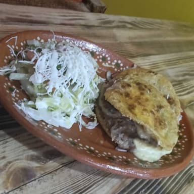 GORDITA FRIJOL CON QUESO