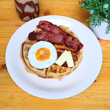 DESAYUNO WAFFLE CON TOCINETA