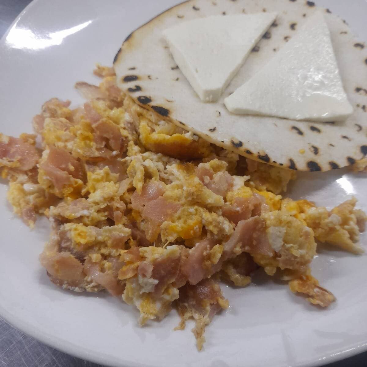 Huevos Revueltos con Tocineta
