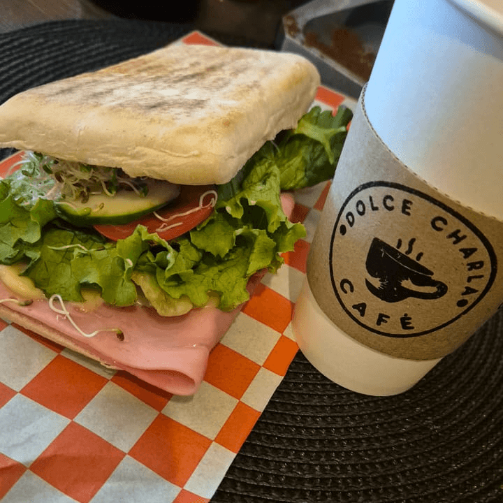 Chapata Jamón + Capuchino