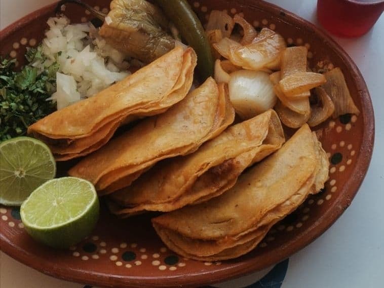 12 Tacos de Barbacoa Dorados