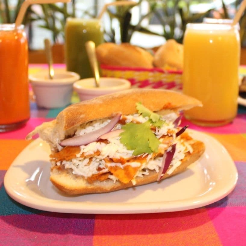 Torta de Chilaquil + Jugo de Naranja