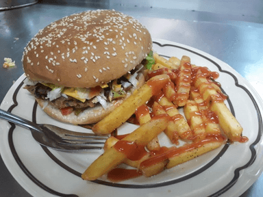 Hamburguesa con Papas y Bebida