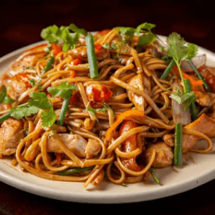 Tallarín Saltado con Pollo + PEPSI 355 Ml