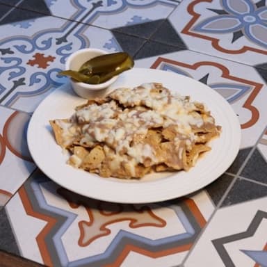 NACHOS CON QUESO