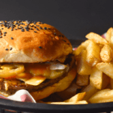 Cheeseburger + papas a la francesa
