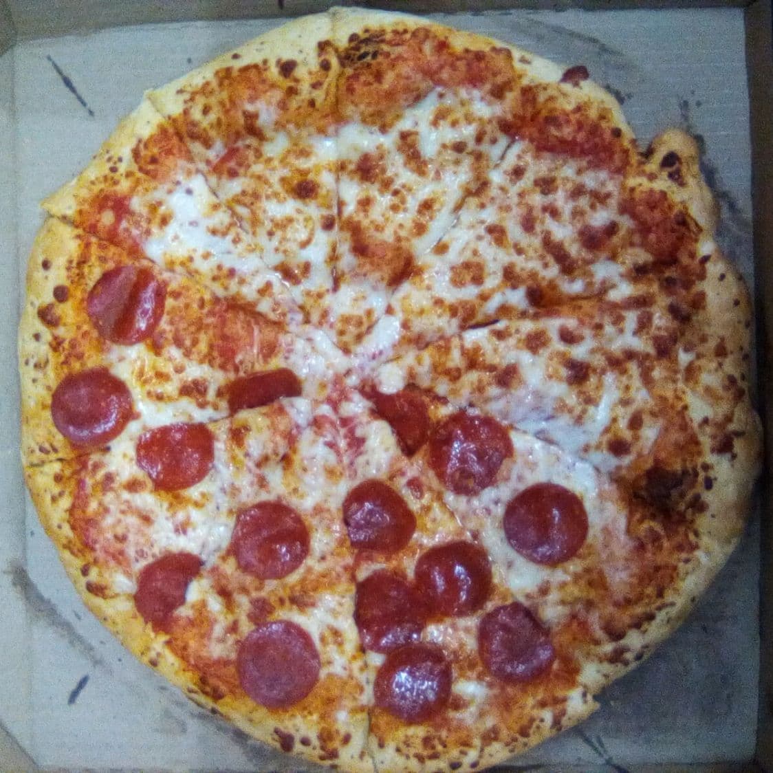 Pizza Grande 1/2 Queso 1/2 Pepperoni