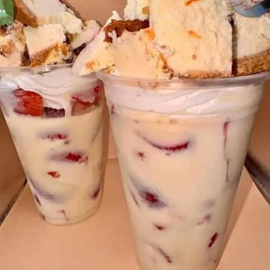 Vaso de fresas con crema y pay 32 onzas
