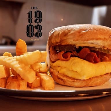 Egg Burger + Papas + Bebida.