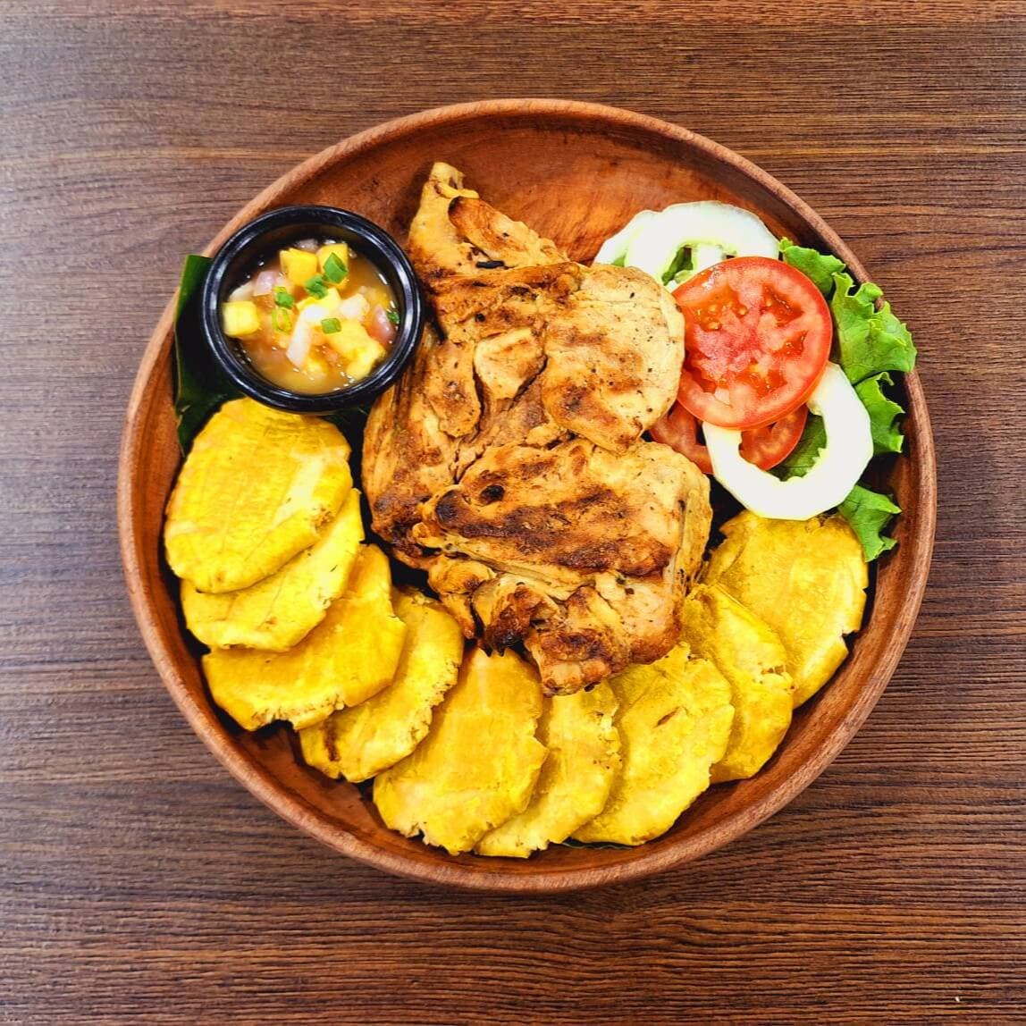 1/4 de pollo canga con patacones y ensalada