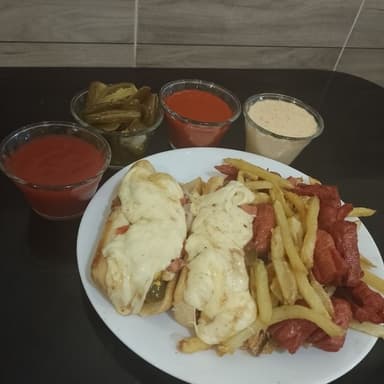 HOT DOGS ESPECIALES TOCINO CON SALCHIPAPAS