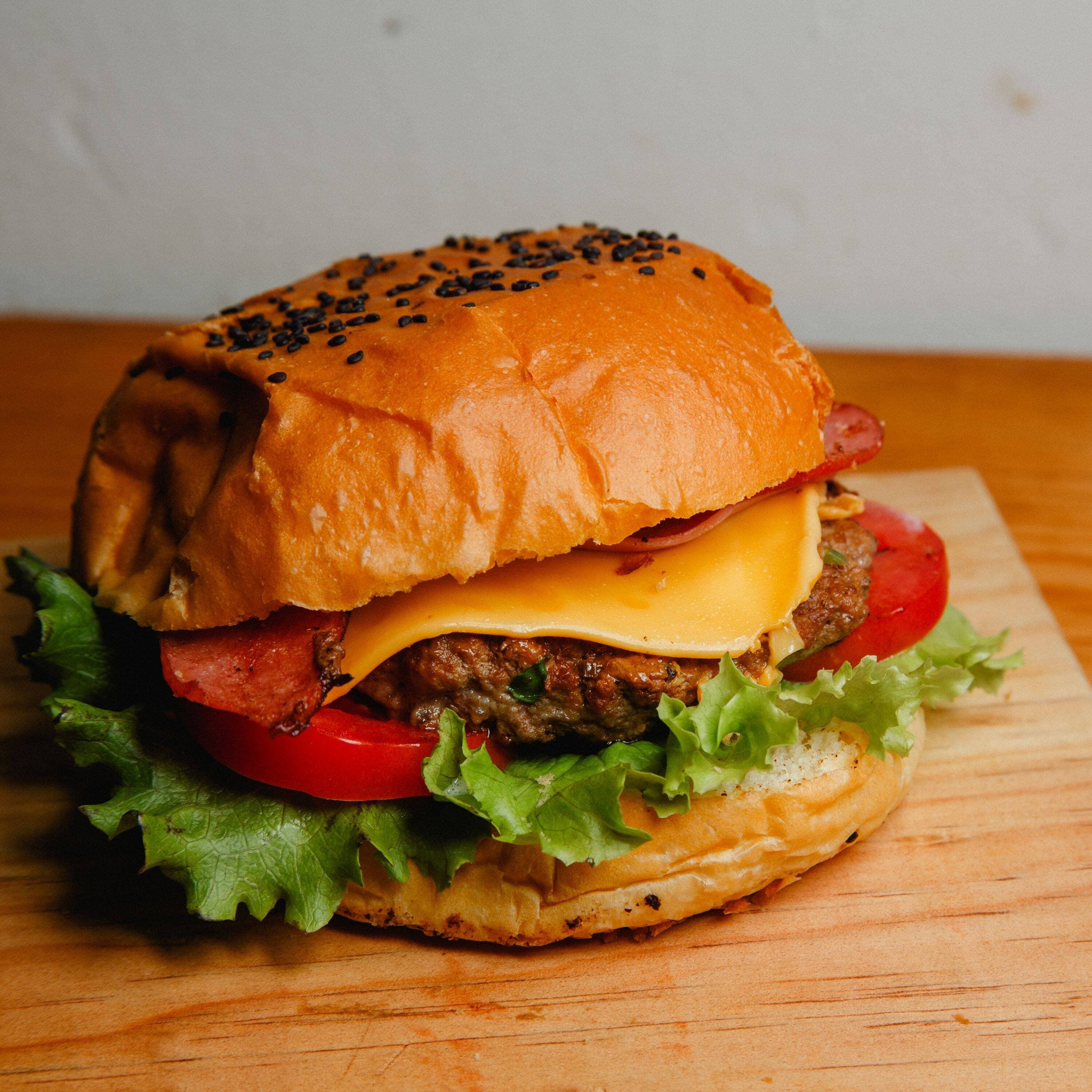 Burger Sencilla + 120 Gr Papas + Agua del Día