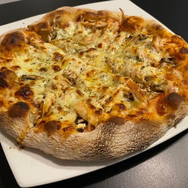 Pizza Pollo y Champiñones