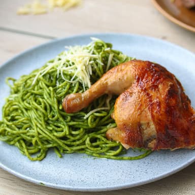 Tallarín al Pesto con Pollo a la Brasa