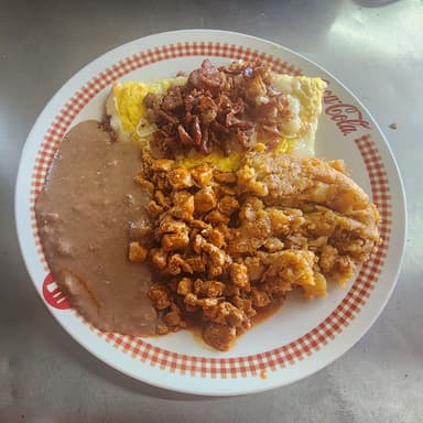 Desayuno huevo omelet con tocino