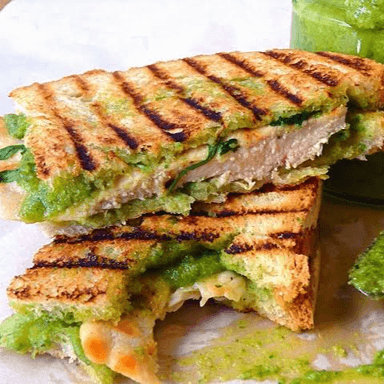 Sándwich de pollo al pesto