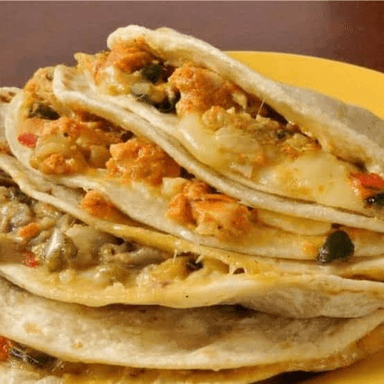 Quesadilla con Huevo en Salsa