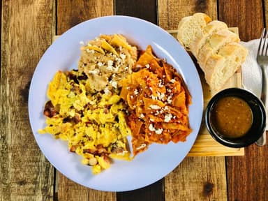 Huevos Estrellados con Chilaquiles y Frijol