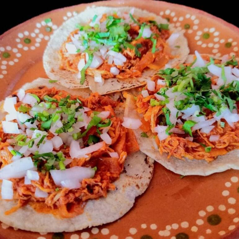 Taco de tinga de pollo