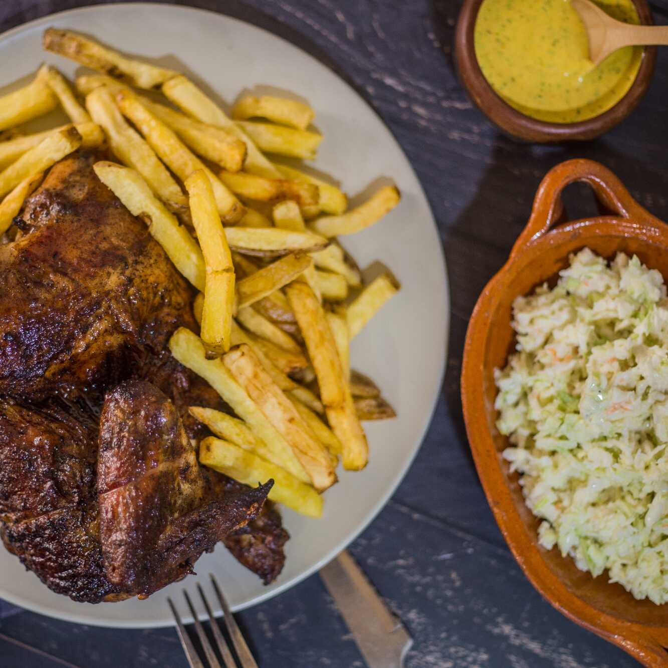 Combo pollero (1 pollo, papas, ensalada + gaseosa)
