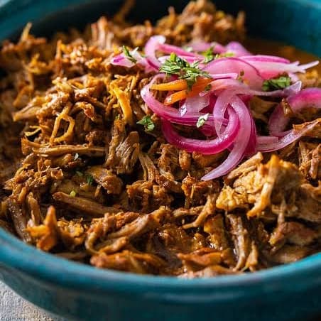Chilaquiles Con Cochinita y Bebida