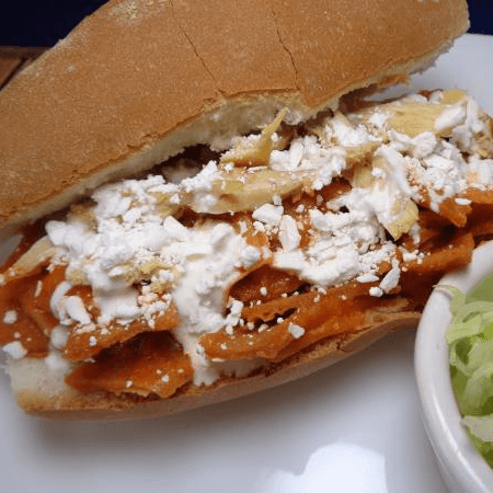 Torta de Chilaquiles Rojos