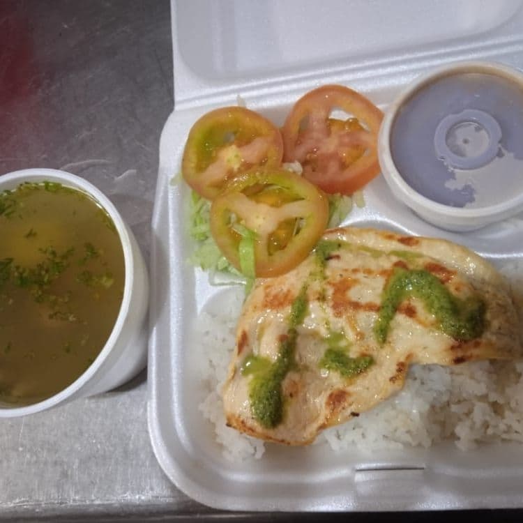 Comida con filete de pollo