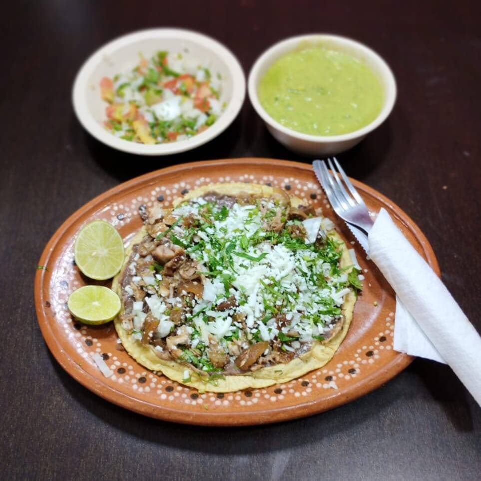 Sope con Carnitas