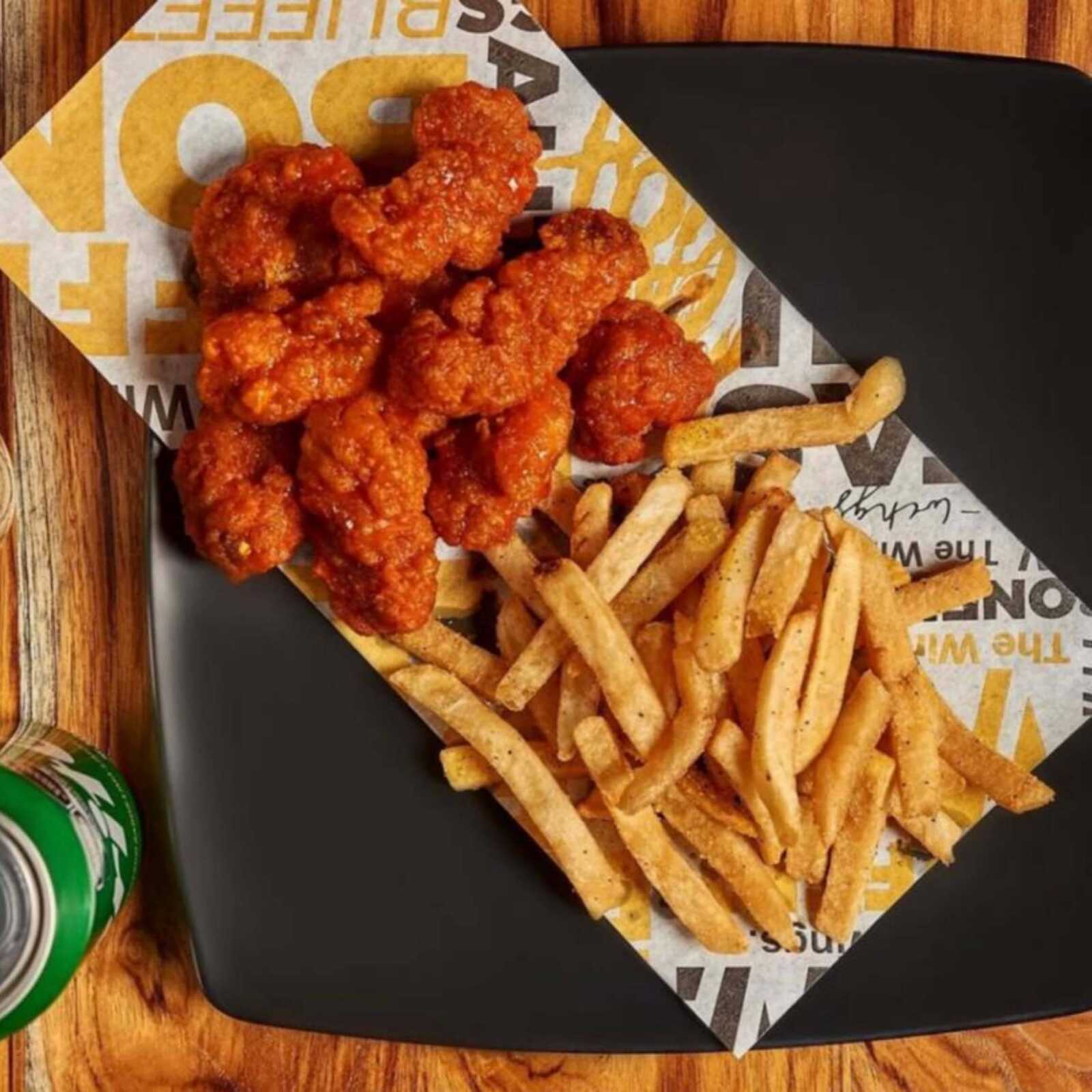 6pz de Bonelees con Papas ala Francesa