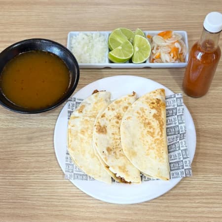 Quesabirrias Tortilla de Harina (3 Pzas C/consomé)