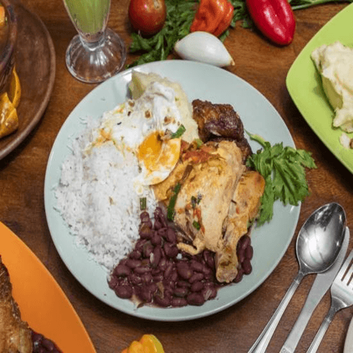 Casado con Pollo En salsa