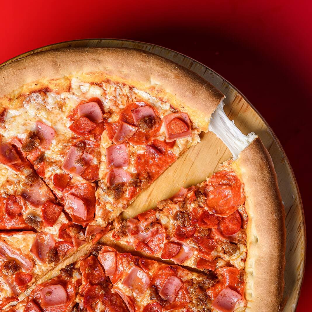 Pizza Super Meat con Orilla Rellena