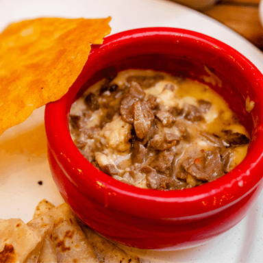 Cazuelita de Queso Fundido con Arrachera