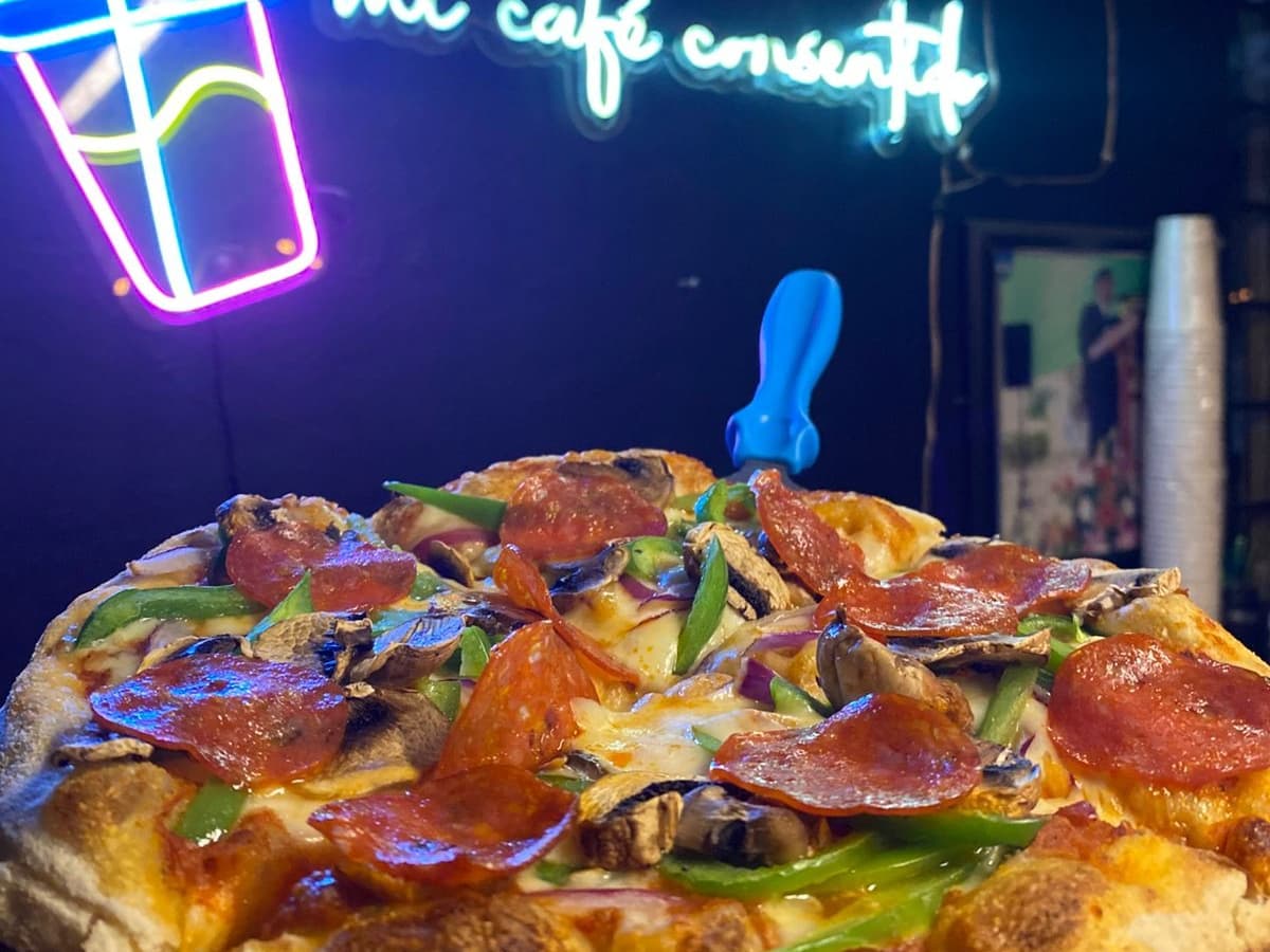 Café Abuelita Linda y Romance Pizzería.