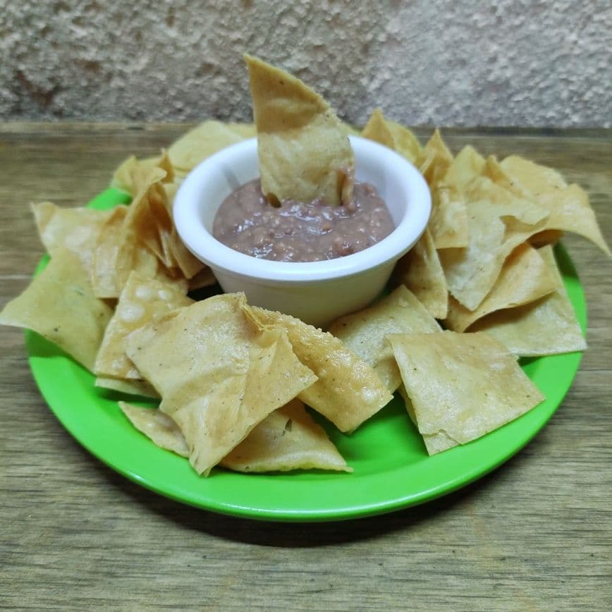 TOTOPOS CON FRIJOLES