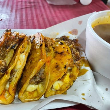 Combo 150 (4 Quesabirrias y medio consome