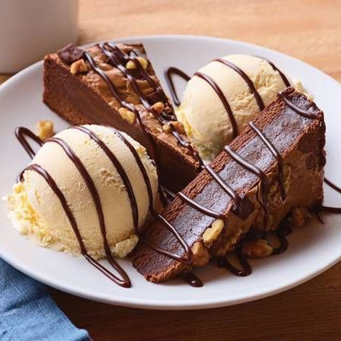 Fudge brownie sundae