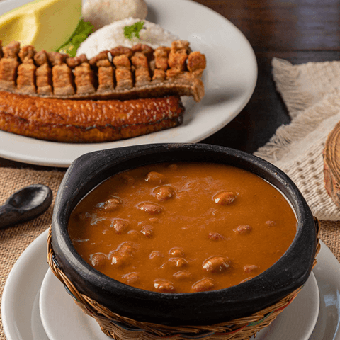 Cazuela de Frijoles con Chicharrón y Chorizo